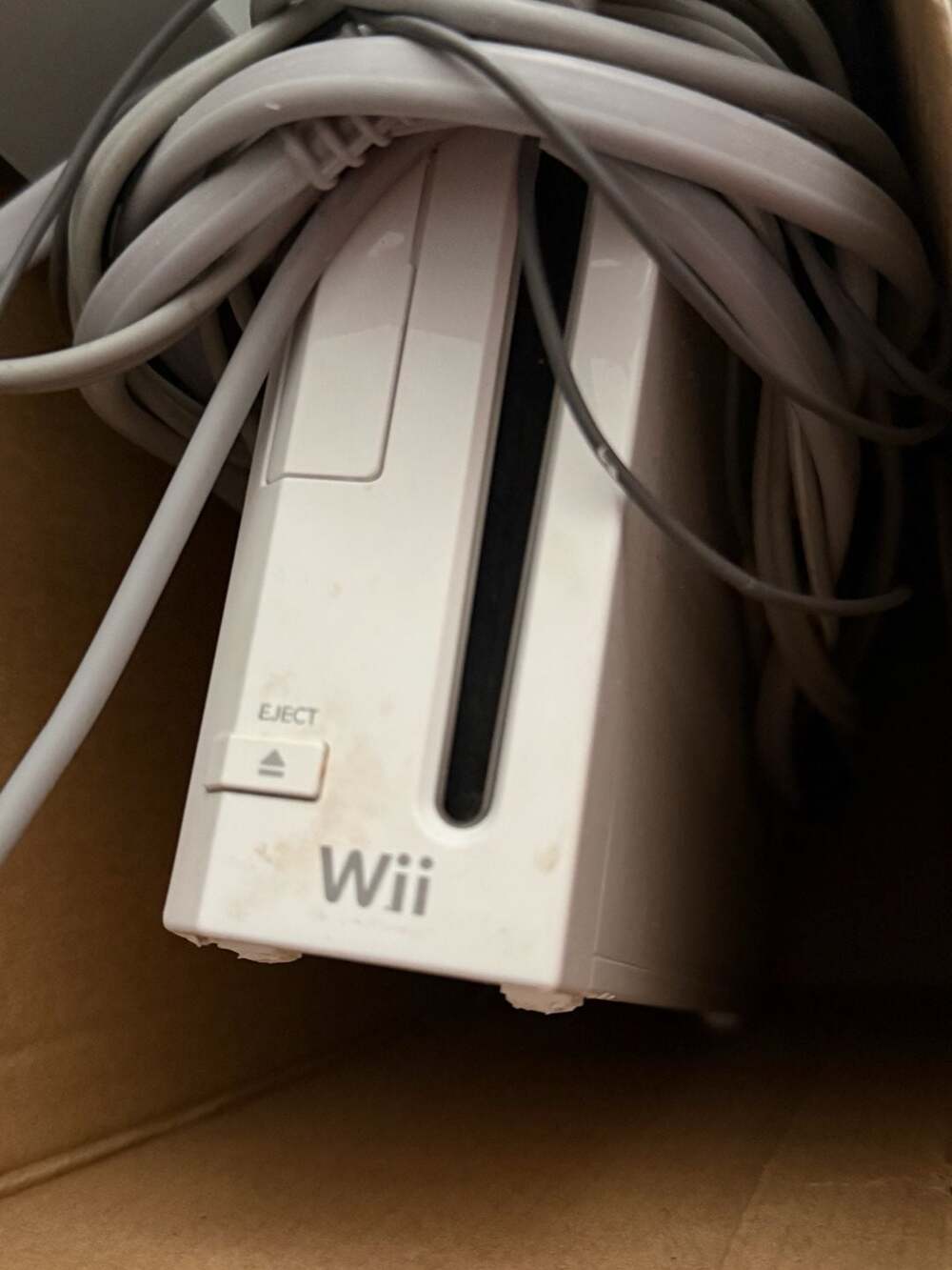 Nintendo Wii Console RVL-001 White Bundle with Controllers and Cords